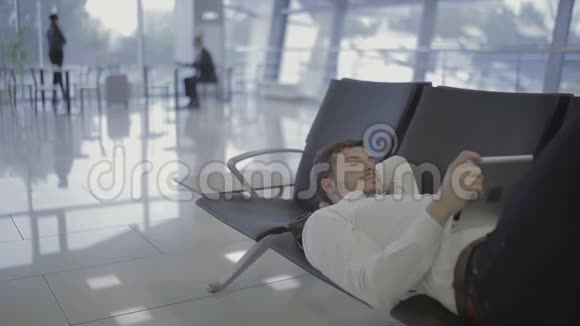 商人忘了机场大厅里的夹克视频的预览图