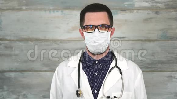 一个身穿白色医用长袍脖子上戴着听诊器的中年男子视频的预览图