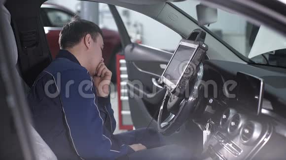 汽车司机坐在车里思考如何进行芯片调谐视频的预览图