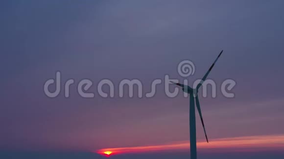 波兰日落时风力涡轮机能源生产剪影视频的预览图