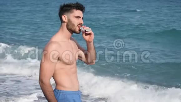 帅哥在海上咬巧克力视频的预览图
