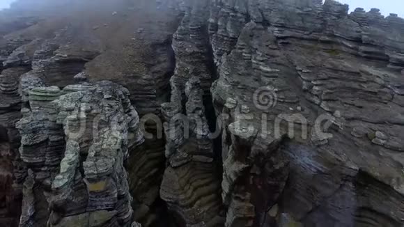 从远处看水中的岩石安德列夫视频的预览图