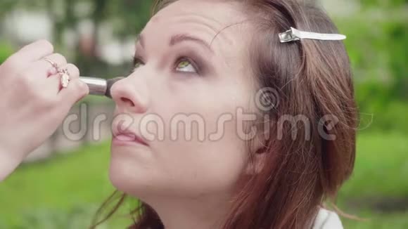 化妆师在拍照前用眼影做烟熏眼影视频的预览图