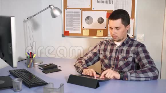 强调办公室的工作男商人头痛是因为他努力工作视频的预览图