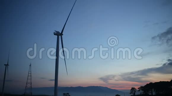 风力发电机清洁能源电力轮廓山上视频的预览图