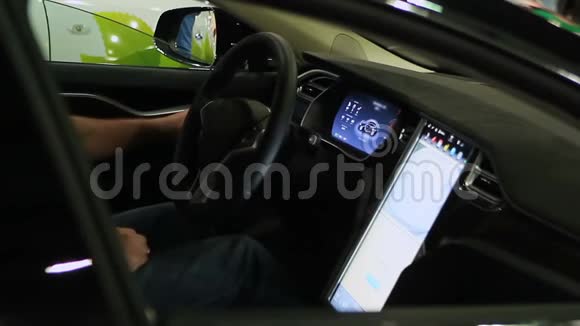 现代电动汽车里的男司机里面塞满了先进的技术视频的预览图
