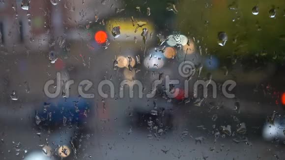 秋天的雨从窗外看视频的预览图