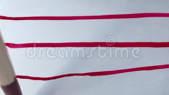艺术家用画笔作画在纸上写一行字白纸上美丽的红色水彩视频的预览图