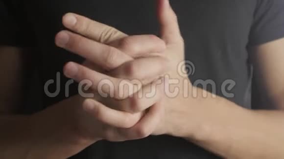 将紧张的男性双手合拢焦虑紧张尴尬或不耐烦的肢体语言和手势视频的预览图
