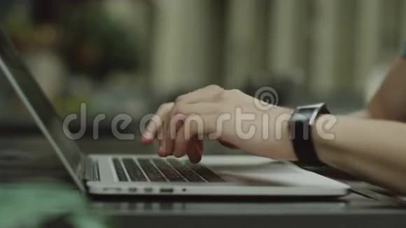 双手合上笔记本电脑视频的预览图