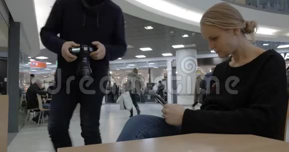 在商场里用智能手机制作女人视频视频的预览图
