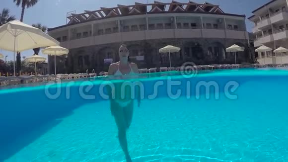 穿着白色泳衣的女孩在泳池里游泳视频的预览图