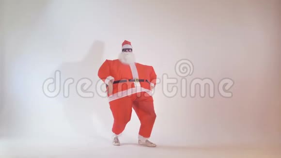 圣诞老人在圣诞前夜的派对上做有趣的舞蹈动作4K视频的预览图
