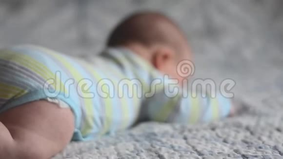 婴儿的脚在床上爬行视频的预览图