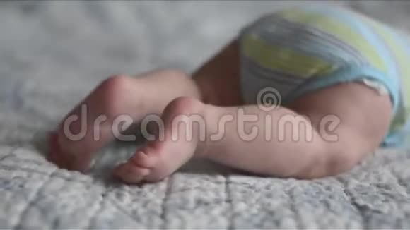 婴儿的脚在床上爬行视频的预览图