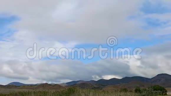 在灰色云层背景下的山脉乌云笼罩着山顶最佳海岸景观视频的预览图