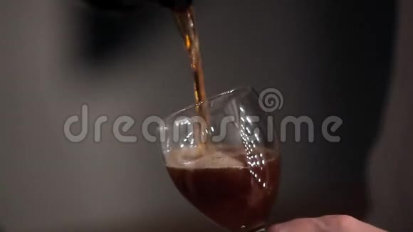 红酒红酒倒在杯子里视频的预览图