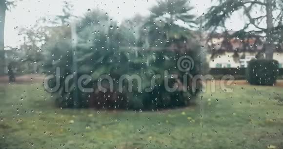 雨水落在玻璃蓝色背景上水视频的预览图