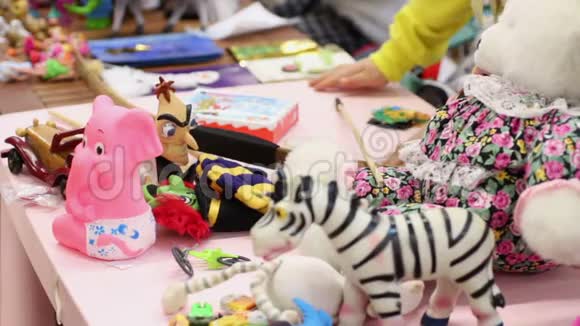许多玩具躺在桌子上孩子们在幼儿园或孤儿院玩游戏视频的预览图