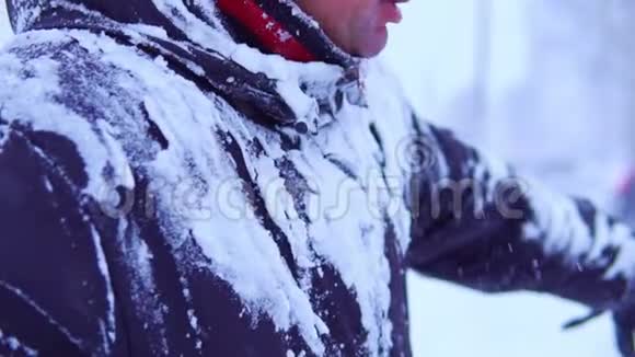 一个穿着白雪覆盖的衣服的人视频的预览图