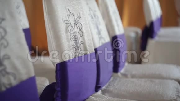 华丽的婚礼椅白色的床罩和紫色的缎带作为婚礼仪式视频的预览图