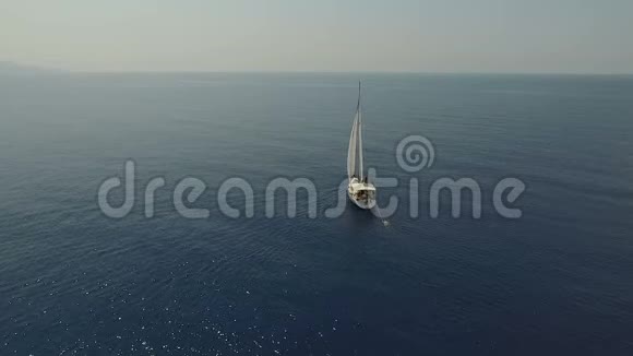 大帆船在美丽的海岸线上的扫空镜头视频的预览图