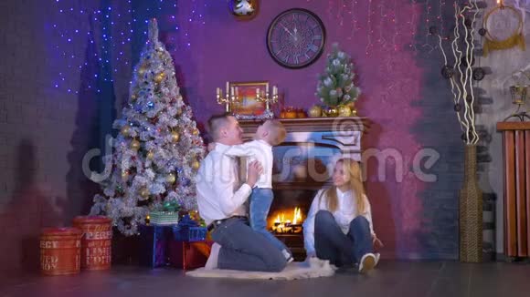 家庭靠近圣诞壁炉慢动作视频的预览图