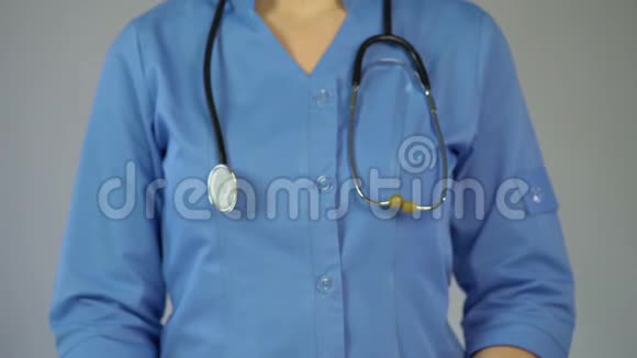 女医生穿蓝色外套警告严重疾病手持停车标志视频的预览图
