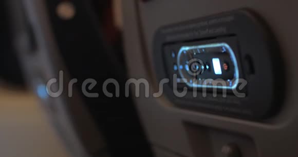 在飞机上使用座椅靠背监控垫的妇女视频的预览图