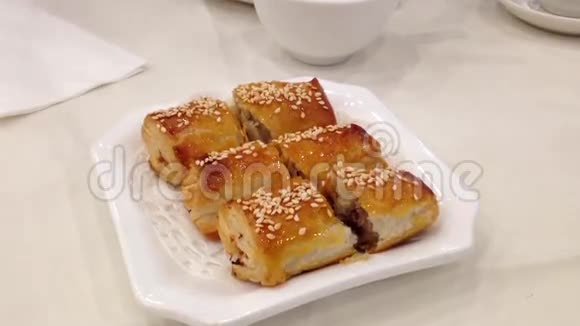吃中国菜叫烧烤猪肉小吃视频的预览图