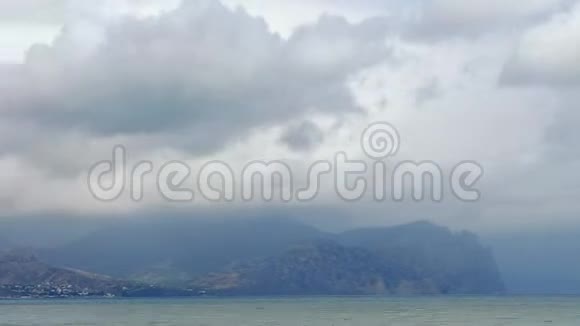 在灰色云层背景下的山脉乌云笼罩着山顶最佳海岸景观视频的预览图