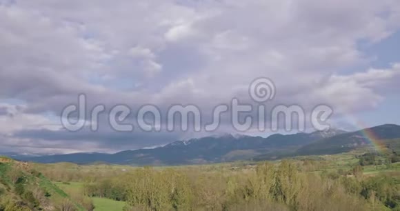 加泰罗尼亚西班牙比利牛斯山脉景观与彩虹之上的春天森林和山丘春天自然视频的预览图