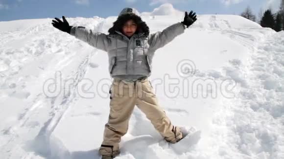 孩子在雪地里摔倒视频的预览图