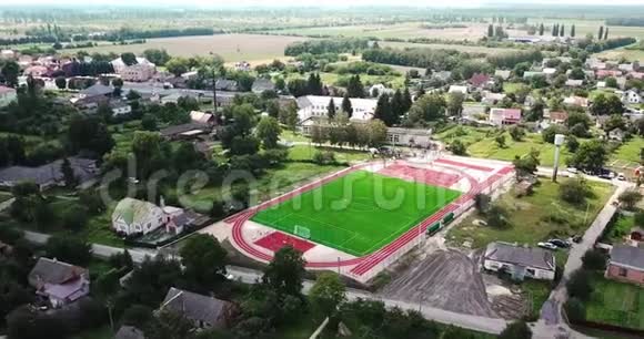 空旷的运动场在村里鸟瞰打大网球篮球的运动场视频的预览图
