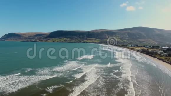 水脚格列纳里夫海滩安特里姆北爱尔兰视频的预览图