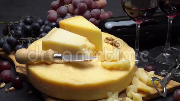 整个帕梅桑或帕米吉亚诺硬奶酪葡萄和葡萄酒的头部视频视频的预览图