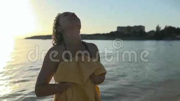 在海里游泳后黑发女人用毛巾擦拭视频的预览图