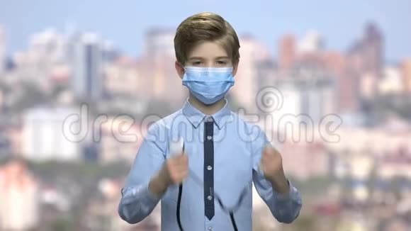 带手术面罩和听诊器的小男孩视频的预览图