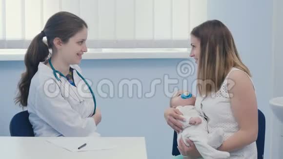 医生抱着小宝宝和妈妈交流视频的预览图
