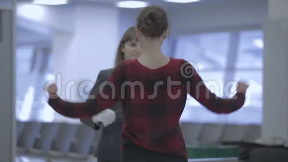 机场工作人员用手扫描机扫描一名年轻女子视频的预览图