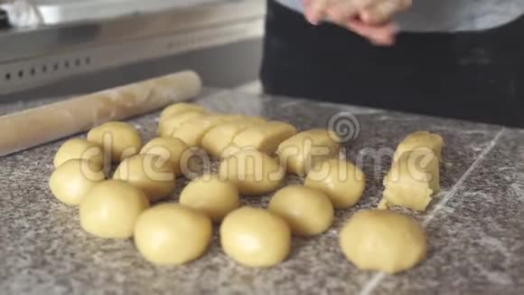 面包师切成面包卷女孩手在桌子上用面粉揉面视频的预览图