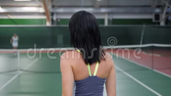 两个漂亮的女人在比赛后互相感谢职业女网球选手在比赛中视频的预览图