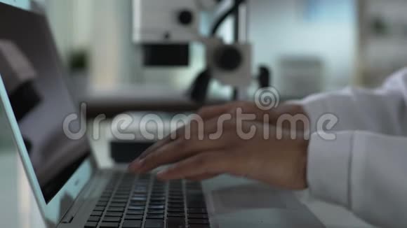 女科学家手在笔记本电脑上打字在实验室做实验研究视频的预览图