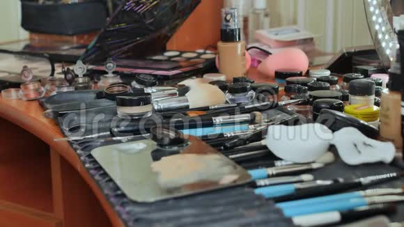 化妆工人桌子许多化妆品散落在桌子上化妆师绘制模型视频的预览图