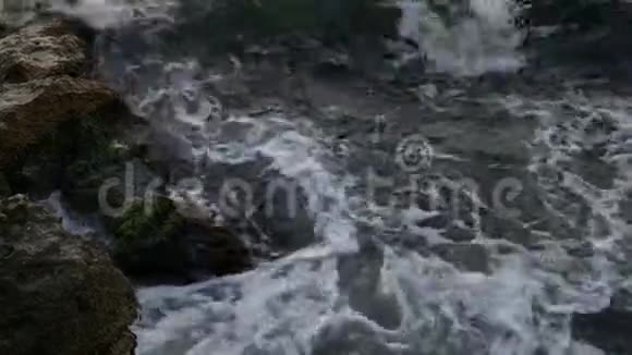 日落时巨浪拍打着岸边的石头视频的预览图