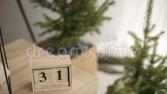 时尚圣诞斯堪的纳维亚内部细节舒适的家与北欧新年前夕装饰花瓶里的树枝视频的预览图
