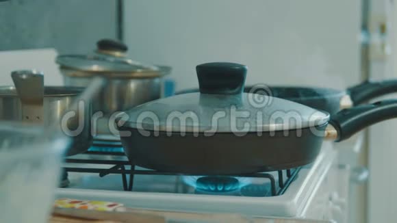 在煎锅里煎鸡视频的预览图