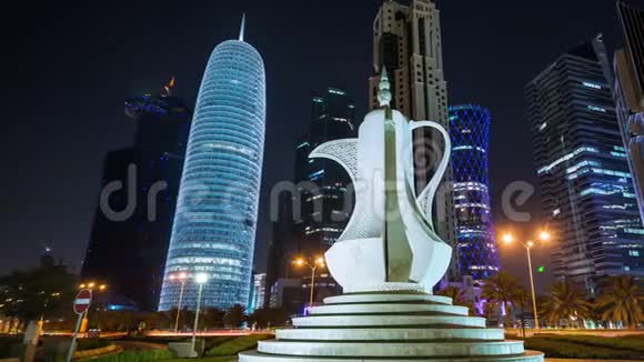 卡塔尔多哈标志纪念碑高楼大厦中东市中心的夜晚灯光视频的预览图