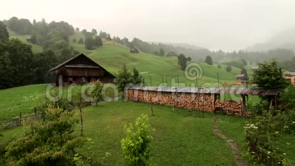瑞士小山谷里的雨视频的预览图