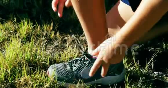 在新兵训练营训练时系鞋带的女孩视频的预览图